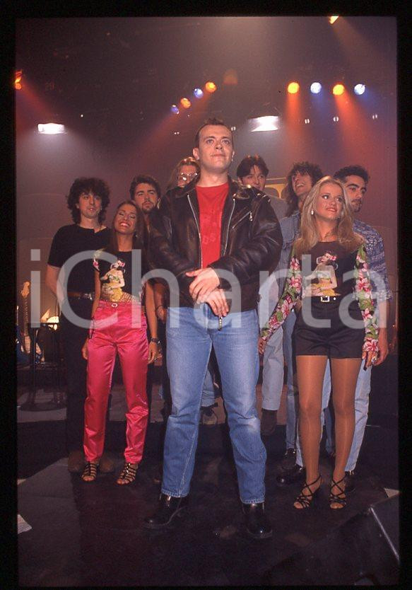 883 Max PEZZALI Paola e Chiara IEZZI 1995 - 35mm vintage slide (11) Diapositiva originale, in formato 35 mm.La foto venne scattata durante le riprese dello speciale dedicato all'album "La donna il sogno & il grande incubo" trasmesso su Italia 1.Per i diritti rivolgersi a ICharta.E' severamente vietata la riproduzione. Tutti i diritti sono riservati.ICharta mette in vendita, sul negozio eBay e in esclusiva sul sito "icharta" il proprio archivio composto da numerose diapositive e negativi fotografici d'epoca, tutti originali e autentici, che attraversano la storia del costume tra la fine degli anni Sessanta e Novanta.Si tratta di uno sguardo inedito sull'attualità , la politica, la vita quotidiana, il gossip e la cultura, che fotografa il cambiamento della nazione in quest'ultimo scorcio del XX secolo.Un'occasione unica per il mercato del collezionismo, che vede finalmente disponibile un archivio eccezionale per vastità , tematiche e condizioni, in un settore (il negativo fotografico e la diapositiva) di assoluta novità e dalle interessanti prospettive di investimento. GOOD/buono   originale e autentica 1