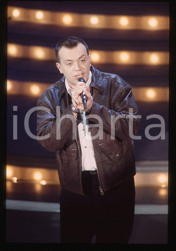 883 Max PEZZALI Festival di Sanremo 1995 - 35mm vintage slide (3) Diapositiva originale, in formato 35 mm.Per i diritti rivolgersi a ICharta.E' severamente vietata la riproduzione. Tutti i diritti sono riservati.ICharta mette in vendita, sul negozio eBay e in esclusiva sul sito "icharta" il proprio archivio composto da numerose diapositive e negativi fotografici d'epoca, tutti originali e autentici, che attraversano la storia del costume tra la fine degli anni Sessanta e Novanta.Si tratta di uno sguardo inedito sull'attualità , la politica, la vita quotidiana, il gossip e la cultura, che fotografa il cambiamento della nazione in quest'ultimo scorcio del XX secolo.Un'occasione unica per il mercato del collezionismo, che vede finalmente disponibile un archivio eccezionale per vastità , tematiche e condizioni, in un settore (il negativo fotografico e la diapositiva) di assoluta novità e dalle interessanti prospettive di investimento. GOOD/buono   originale e autentica 1