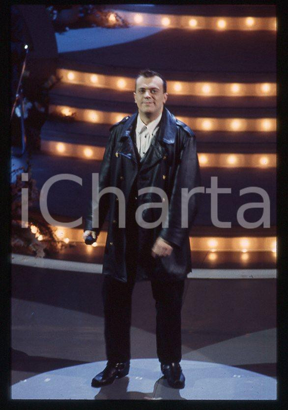 883 Max PEZZALI Festival di Sanremo 1995 - 35mm vintage slide (1) Diapositiva originale, in formato 35 mm.Per i diritti rivolgersi a ICharta.E' severamente vietata la riproduzione. Tutti i diritti sono riservati.ICharta mette in vendita, sul negozio eBay e in esclusiva sul sito "icharta" il proprio archivio composto da numerose diapositive e negativi fotografici d'epoca, tutti originali e autentici, che attraversano la storia del costume tra la fine degli anni Sessanta e Novanta.Si tratta di uno sguardo inedito sull'attualità , la politica, la vita quotidiana, il gossip e la cultura, che fotografa il cambiamento della nazione in quest'ultimo scorcio del XX secolo.Un'occasione unica per il mercato del collezionismo, che vede finalmente disponibile un archivio eccezionale per vastità , tematiche e condizioni, in un settore (il negativo fotografico e la diapositiva) di assoluta novità e dalle interessanti prospettive di investimento. GOOD/buono   originale e autentica 1