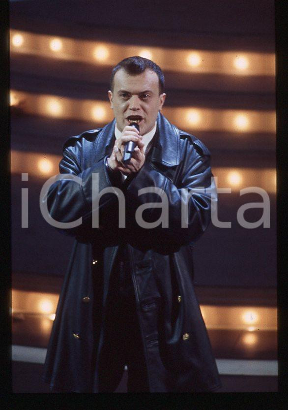 883 Max PEZZALI Festival di Sanremo 1995 - 35mm vintage slide (4) Diapositiva originale, in formato 35 mm.Per i diritti rivolgersi a ICharta.E' severamente vietata la riproduzione. Tutti i diritti sono riservati.ICharta mette in vendita, sul negozio eBay e in esclusiva sul sito "icharta" il proprio archivio composto da numerose diapositive e negativi fotografici d'epoca, tutti originali e autentici, che attraversano la storia del costume tra la fine degli anni Sessanta e Novanta.Si tratta di uno sguardo inedito sull'attualità , la politica, la vita quotidiana, il gossip e la cultura, che fotografa il cambiamento della nazione in quest'ultimo scorcio del XX secolo.Un'occasione unica per il mercato del collezionismo, che vede finalmente disponibile un archivio eccezionale per vastità , tematiche e condizioni, in un settore (il negativo fotografico e la diapositiva) di assoluta novità e dalle interessanti prospettive di investimento. GOOD/buono   originale e autentica 1