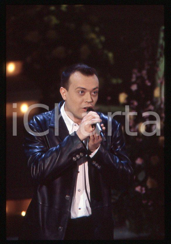 883 Max PEZZALI Festival di Sanremo 1995 - 35mm vintage slide (7) Diapositiva originale, in formato 35 mm.Per i diritti rivolgersi a ICharta.E' severamente vietata la riproduzione. Tutti i diritti sono riservati.ICharta mette in vendita, sul negozio eBay e in esclusiva sul sito "icharta" il proprio archivio composto da numerose diapositive e negativi fotografici d'epoca, tutti originali e autentici, che attraversano la storia del costume tra la fine degli anni Sessanta e Novanta.Si tratta di uno sguardo inedito sull'attualità , la politica, la vita quotidiana, il gossip e la cultura, che fotografa il cambiamento della nazione in quest'ultimo scorcio del XX secolo.Un'occasione unica per il mercato del collezionismo, che vede finalmente disponibile un archivio eccezionale per vastità , tematiche e condizioni, in un settore (il negativo fotografico e la diapositiva) di assoluta novità e dalle interessanti prospettive di investimento. GOOD/buono   originale e autentica 1