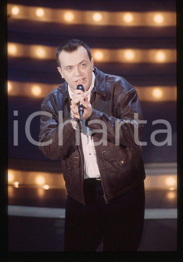 883 Max PEZZALI Festival di Sanremo 1995 - 35mm vintage slide (10) Diapositiva originale, in formato 35 mm.Per i diritti rivolgersi a ICharta.E' severamente vietata la riproduzione. Tutti i diritti sono riservati.ICharta mette in vendita, sul negozio eBay e in esclusiva sul sito "icharta" il proprio archivio composto da numerose diapositive e negativi fotografici d'epoca, tutti originali e autentici, che attraversano la storia del costume tra la fine degli anni Sessanta e Novanta.Si tratta di uno sguardo inedito sull'attualità , la politica, la vita quotidiana, il gossip e la cultura, che fotografa il cambiamento della nazione in quest'ultimo scorcio del XX secolo.Un'occasione unica per il mercato del collezionismo, che vede finalmente disponibile un archivio eccezionale per vastità , tematiche e condizioni, in un settore (il negativo fotografico e la diapositiva) di assoluta novità e dalle interessanti prospettive di investimento. GOOD/buono   originale e autentica 1