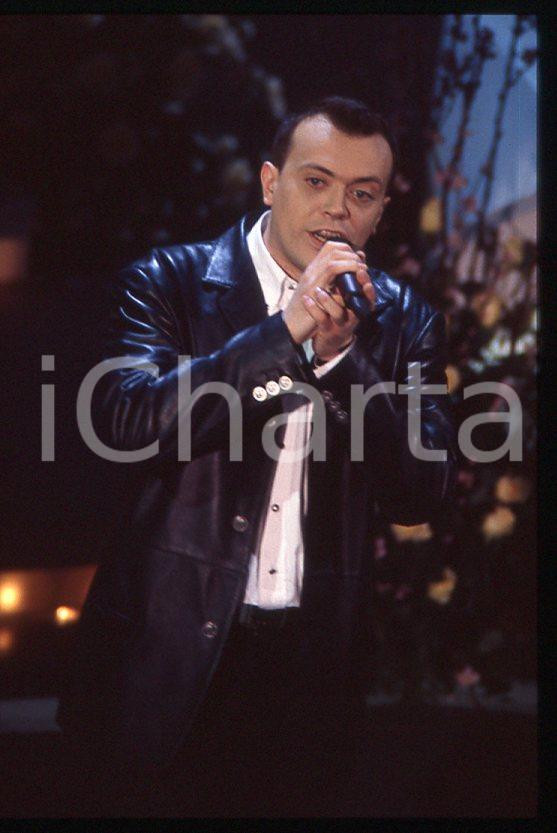 883 Max PEZZALI Festival di Sanremo 1995 - 35mm vintage slide (8) Diapositiva originale, in formato 35 mm.Per i diritti rivolgersi a ICharta.E' severamente vietata la riproduzione. Tutti i diritti sono riservati.ICharta mette in vendita, sul negozio eBay e in esclusiva sul sito "icharta" il proprio archivio composto da numerose diapositive e negativi fotografici d'epoca, tutti originali e autentici, che attraversano la storia del costume tra la fine degli anni Sessanta e Novanta.Si tratta di uno sguardo inedito sull'attualità , la politica, la vita quotidiana, il gossip e la cultura, che fotografa il cambiamento della nazione in quest'ultimo scorcio del XX secolo.Un'occasione unica per il mercato del collezionismo, che vede finalmente disponibile un archivio eccezionale per vastità , tematiche e condizioni, in un settore (il negativo fotografico e la diapositiva) di assoluta novità e dalle interessanti prospettive di investimento. GOOD/buono   originale e autentica 1