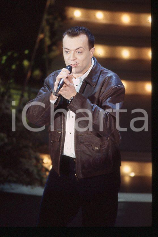 883 Max PEZZALI Festival di Sanremo 1995 - 35mm vintage slide (11) Diapositiva originale, in formato 35 mm.Per i diritti rivolgersi a ICharta.E' severamente vietata la riproduzione. Tutti i diritti sono riservati.ICharta mette in vendita, sul negozio eBay e in esclusiva sul sito "icharta" il proprio archivio composto da numerose diapositive e negativi fotografici d'epoca, tutti originali e autentici, che attraversano la storia del costume tra la fine degli anni Sessanta e Novanta.Si tratta di uno sguardo inedito sull'attualità , la politica, la vita quotidiana, il gossip e la cultura, che fotografa il cambiamento della nazione in quest'ultimo scorcio del XX secolo.Un'occasione unica per il mercato del collezionismo, che vede finalmente disponibile un archivio eccezionale per vastità , tematiche e condizioni, in un settore (il negativo fotografico e la diapositiva) di assoluta novità e dalle interessanti prospettive di investimento. GOOD/buono   originale e autentica 1