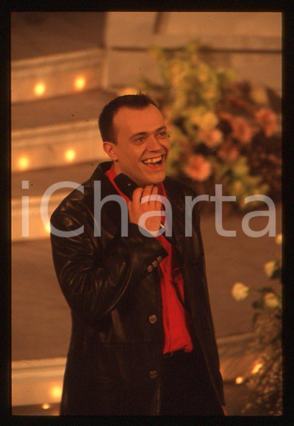 883 Max PEZZALI Festival di Sanremo 1995 - 35mm vintage slide (14) Diapositiva originale, in formato 35 mm.Per i diritti rivolgersi a ICharta.E' severamente vietata la riproduzione. Tutti i diritti sono riservati.ICharta mette in vendita, sul negozio eBay e in esclusiva sul sito "icharta" il proprio archivio composto da numerose diapositive e negativi fotografici d'epoca, tutti originali e autentici, che attraversano la storia del costume tra la fine degli anni Sessanta e Novanta.Si tratta di uno sguardo inedito sull'attualità , la politica, la vita quotidiana, il gossip e la cultura, che fotografa il cambiamento della nazione in quest'ultimo scorcio del XX secolo.Un'occasione unica per il mercato del collezionismo, che vede finalmente disponibile un archivio eccezionale per vastità , tematiche e condizioni, in un settore (il negativo fotografico e la diapositiva) di assoluta novità e dalle interessanti prospettive di investimento. GOOD/buono   originale e autentica 1