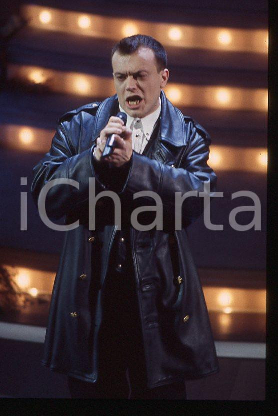 883 Max PEZZALI Festival di Sanremo 1995 - 35mm vintage slide (13) Diapositiva originale, in formato 35 mm.Per i diritti rivolgersi a ICharta.E' severamente vietata la riproduzione. Tutti i diritti sono riservati.ICharta mette in vendita, sul negozio eBay e in esclusiva sul sito "icharta" il proprio archivio composto da numerose diapositive e negativi fotografici d'epoca, tutti originali e autentici, che attraversano la storia del costume tra la fine degli anni Sessanta e Novanta.Si tratta di uno sguardo inedito sull'attualità , la politica, la vita quotidiana, il gossip e la cultura, che fotografa il cambiamento della nazione in quest'ultimo scorcio del XX secolo.Un'occasione unica per il mercato del collezionismo, che vede finalmente disponibile un archivio eccezionale per vastità , tematiche e condizioni, in un settore (il negativo fotografico e la diapositiva) di assoluta novità e dalle interessanti prospettive di investimento. GOOD/buono   originale e autentica 1