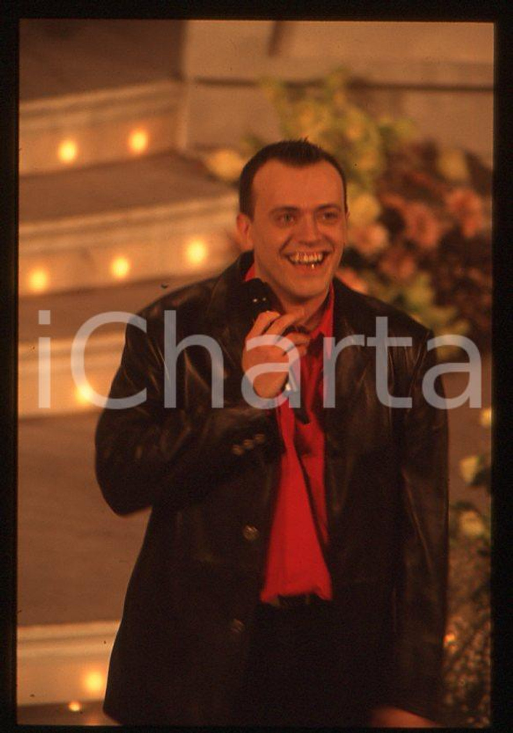 883 Max PEZZALI Festival di Sanremo 1995 - 35mm vintage slide (16) Diapositiva originale, in formato 35 mm.Per i diritti rivolgersi a ICharta.E' severamente vietata la riproduzione. Tutti i diritti sono riservati.ICharta mette in vendita, sul negozio eBay e in esclusiva sul sito "icharta" il proprio archivio composto da numerose diapositive e negativi fotografici d'epoca, tutti originali e autentici, che attraversano la storia del costume tra la fine degli anni Sessanta e Novanta.Si tratta di uno sguardo inedito sull'attualità , la politica, la vita quotidiana, il gossip e la cultura, che fotografa il cambiamento della nazione in quest'ultimo scorcio del XX secolo.Un'occasione unica per il mercato del collezionismo, che vede finalmente disponibile un archivio eccezionale per vastità , tematiche e condizioni, in un settore (il negativo fotografico e la diapositiva) di assoluta novità e dalle interessanti prospettive di investimento. GOOD/buono   originale e autentica 1