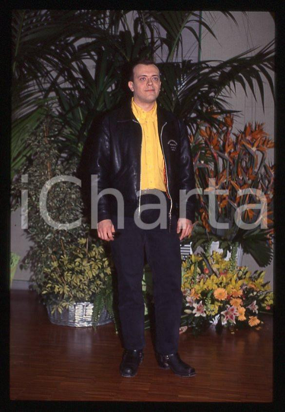 883 Max PEZZALI Festival di Sanremo 1995 - 35mm vintage slide (17) Diapositiva originale, in formato 35 mm.Per i diritti rivolgersi a ICharta.E' severamente vietata la riproduzione. Tutti i diritti sono riservati.ICharta mette in vendita, sul negozio eBay e in esclusiva sul sito "icharta" il proprio archivio composto da numerose diapositive e negativi fotografici d'epoca, tutti originali e autentici, che attraversano la storia del costume tra la fine degli anni Sessanta e Novanta.Si tratta di uno sguardo inedito sull'attualità , la politica, la vita quotidiana, il gossip e la cultura, che fotografa il cambiamento della nazione in quest'ultimo scorcio del XX secolo.Un'occasione unica per il mercato del collezionismo, che vede finalmente disponibile un archivio eccezionale per vastità , tematiche e condizioni, in un settore (il negativo fotografico e la diapositiva) di assoluta novità e dalle interessanti prospettive di investimento. GOOD/buono   originale e autentica 1