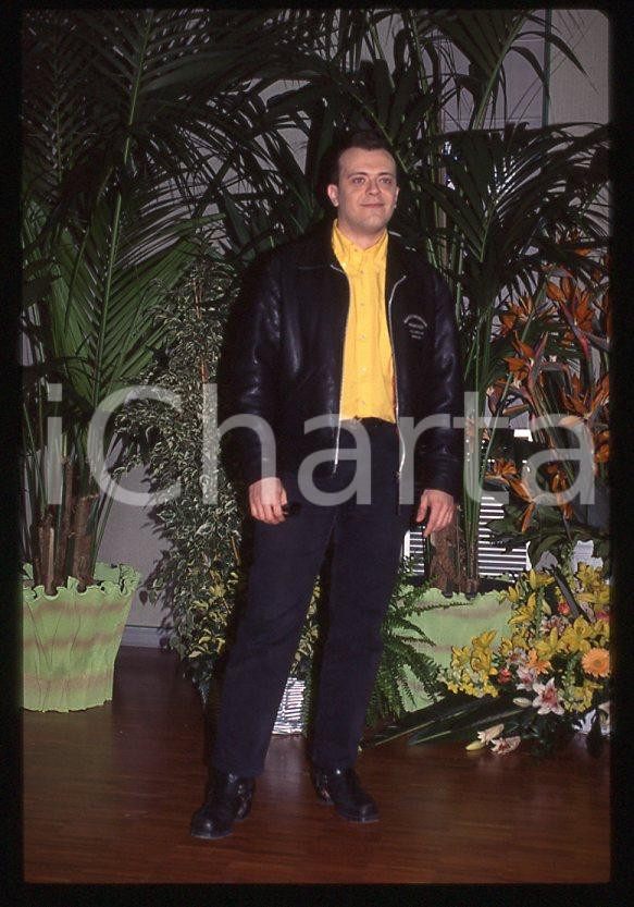 883 Max PEZZALI Festival di Sanremo 1995 - 35mm vintage slide (20) Diapositiva originale, in formato 35 mm.Per i diritti rivolgersi a ICharta.E' severamente vietata la riproduzione. Tutti i diritti sono riservati.ICharta mette in vendita, sul negozio eBay e in esclusiva sul sito "icharta" il proprio archivio composto da numerose diapositive e negativi fotografici d'epoca, tutti originali e autentici, che attraversano la storia del costume tra la fine degli anni Sessanta e Novanta.Si tratta di uno sguardo inedito sull'attualità , la politica, la vita quotidiana, il gossip e la cultura, che fotografa il cambiamento della nazione in quest'ultimo scorcio del XX secolo.Un'occasione unica per il mercato del collezionismo, che vede finalmente disponibile un archivio eccezionale per vastità , tematiche e condizioni, in un settore (il negativo fotografico e la diapositiva) di assoluta novità e dalle interessanti prospettive di investimento. GOOD/buono   originale e autentica 1