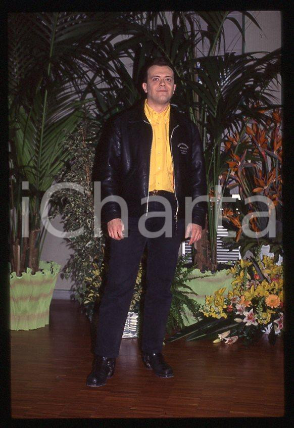 883 Max PEZZALI Festival di Sanremo 1995 - 35mm vintage slide (19) Diapositiva originale, in formato 35 mm.Per i diritti rivolgersi a ICharta.E' severamente vietata la riproduzione. Tutti i diritti sono riservati.ICharta mette in vendita, sul negozio eBay e in esclusiva sul sito "icharta" il proprio archivio composto da numerose diapositive e negativi fotografici d'epoca, tutti originali e autentici, che attraversano la storia del costume tra la fine degli anni Sessanta e Novanta.Si tratta di uno sguardo inedito sull'attualità , la politica, la vita quotidiana, il gossip e la cultura, che fotografa il cambiamento della nazione in quest'ultimo scorcio del XX secolo.Un'occasione unica per il mercato del collezionismo, che vede finalmente disponibile un archivio eccezionale per vastità , tematiche e condizioni, in un settore (il negativo fotografico e la diapositiva) di assoluta novità e dalle interessanti prospettive di investimento. GOOD/buono   originale e autentica 1