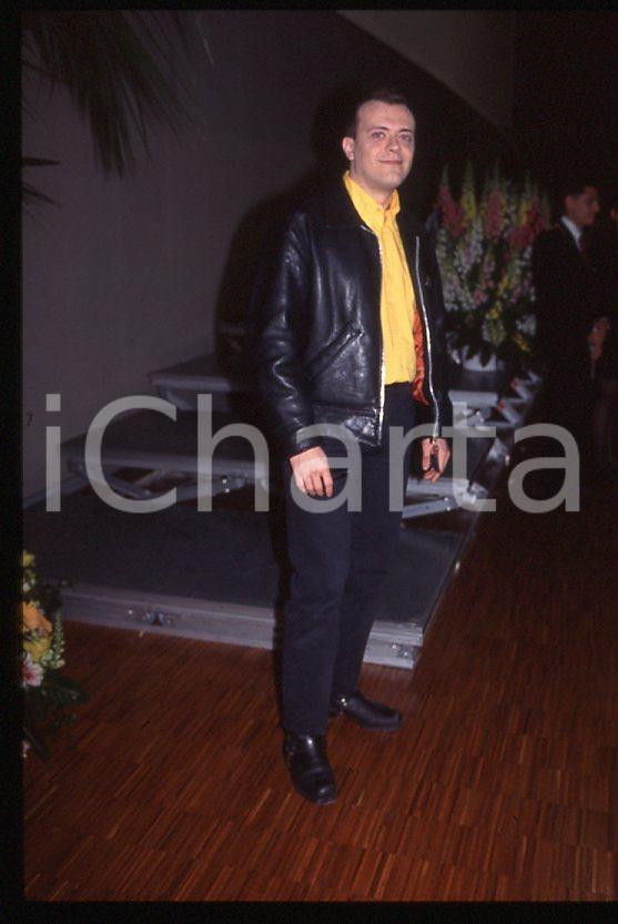 883 Max PEZZALI Festival di Sanremo 1995 - 35mm vintage slide (23) Diapositiva originale, in formato 35 mm.Per i diritti rivolgersi a ICharta.E' severamente vietata la riproduzione. Tutti i diritti sono riservati.ICharta mette in vendita, sul negozio eBay e in esclusiva sul sito "icharta" il proprio archivio composto da numerose diapositive e negativi fotografici d'epoca, tutti originali e autentici, che attraversano la storia del costume tra la fine degli anni Sessanta e Novanta.Si tratta di uno sguardo inedito sull'attualità , la politica, la vita quotidiana, il gossip e la cultura, che fotografa il cambiamento della nazione in quest'ultimo scorcio del XX secolo.Un'occasione unica per il mercato del collezionismo, che vede finalmente disponibile un archivio eccezionale per vastità , tematiche e condizioni, in un settore (il negativo fotografico e la diapositiva) di assoluta novità e dalle interessanti prospettive di investimento. GOOD/buono   originale e autentica 1