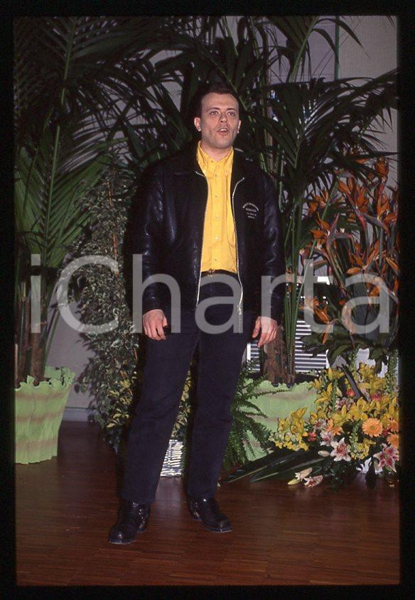 883 Max PEZZALI Festival di Sanremo 1995 - 35mm vintage slide (25) Diapositiva originale, in formato 35 mm.Per i diritti rivolgersi a ICharta.E' severamente vietata la riproduzione. Tutti i diritti sono riservati.ICharta mette in vendita, sul negozio eBay e in esclusiva sul sito "icharta" il proprio archivio composto da numerose diapositive e negativi fotografici d'epoca, tutti originali e autentici, che attraversano la storia del costume tra la fine degli anni Sessanta e Novanta.Si tratta di uno sguardo inedito sull'attualità , la politica, la vita quotidiana, il gossip e la cultura, che fotografa il cambiamento della nazione in quest'ultimo scorcio del XX secolo.Un'occasione unica per il mercato del collezionismo, che vede finalmente disponibile un archivio eccezionale per vastità , tematiche e condizioni, in un settore (il negativo fotografico e la diapositiva) di assoluta novità e dalle interessanti prospettive di investimento. GOOD/buono   originale e autentica 1