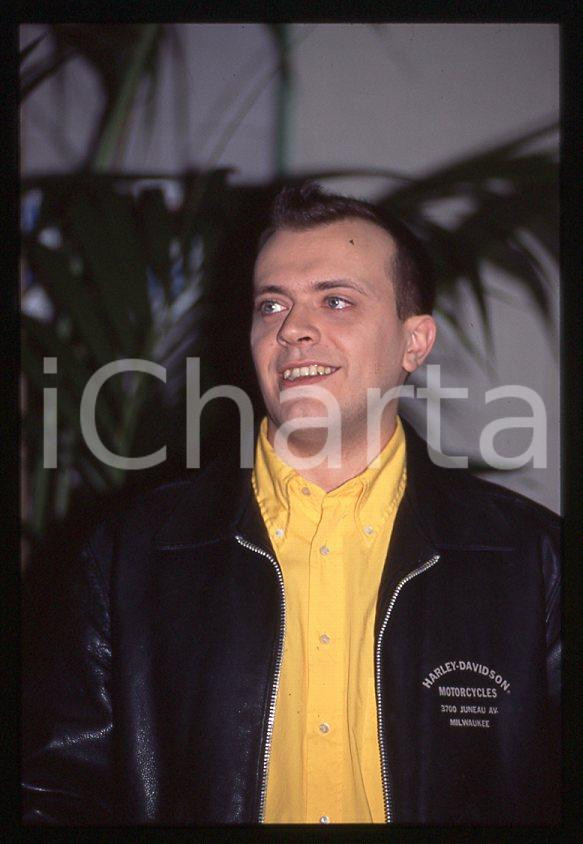 883 Max PEZZALI Festival di Sanremo 1995 - 35mm vintage slide (30) Diapositiva originale, in formato 35 mm.Per i diritti rivolgersi a ICharta.E' severamente vietata la riproduzione. Tutti i diritti sono riservati.ICharta mette in vendita, sul negozio eBay e in esclusiva sul sito "icharta" il proprio archivio composto da numerose diapositive e negativi fotografici d'epoca, tutti originali e autentici, che attraversano la storia del costume tra la fine degli anni Sessanta e Novanta.Si tratta di uno sguardo inedito sull'attualità , la politica, la vita quotidiana, il gossip e la cultura, che fotografa il cambiamento della nazione in quest'ultimo scorcio del XX secolo.Un'occasione unica per il mercato del collezionismo, che vede finalmente disponibile un archivio eccezionale per vastità , tematiche e condizioni, in un settore (il negativo fotografico e la diapositiva) di assoluta novità e dalle interessanti prospettive di investimento. GOOD/buono   originale e autentica 1