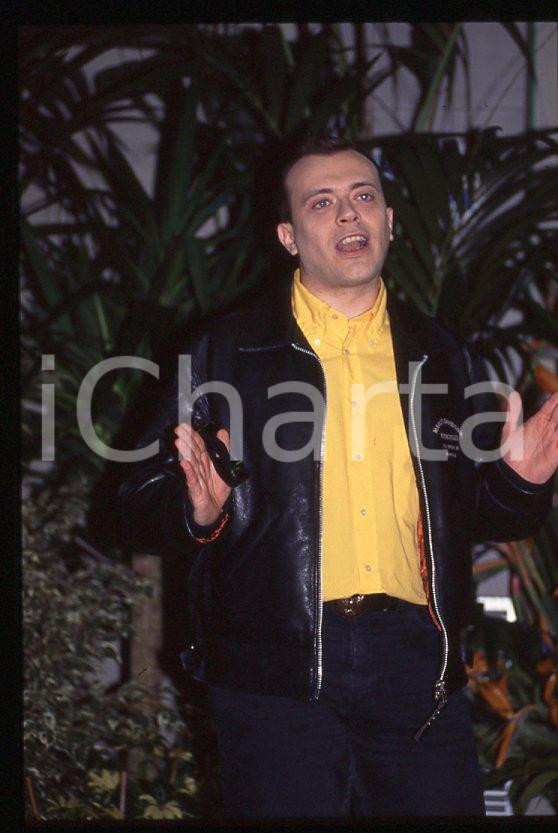 883 Max PEZZALI Festival di Sanremo 1995 - 35mm vintage slide (27) Diapositiva originale, in formato 35 mm.Per i diritti rivolgersi a ICharta.E' severamente vietata la riproduzione. Tutti i diritti sono riservati.ICharta mette in vendita, sul negozio eBay e in esclusiva sul sito "icharta" il proprio archivio composto da numerose diapositive e negativi fotografici d'epoca, tutti originali e autentici, che attraversano la storia del costume tra la fine degli anni Sessanta e Novanta.Si tratta di uno sguardo inedito sull'attualità , la politica, la vita quotidiana, il gossip e la cultura, che fotografa il cambiamento della nazione in quest'ultimo scorcio del XX secolo.Un'occasione unica per il mercato del collezionismo, che vede finalmente disponibile un archivio eccezionale per vastità , tematiche e condizioni, in un settore (il negativo fotografico e la diapositiva) di assoluta novità e dalle interessanti prospettive di investimento. GOOD/buono   originale e autentica 1