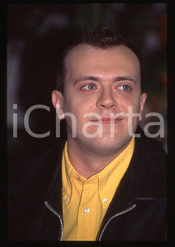 883 Max PEZZALI Festival di Sanremo 1995 - 35mm vintage slide (33) Diapositiva originale, in formato 35 mm.Per i diritti rivolgersi a ICharta.E' severamente vietata la riproduzione. Tutti i diritti sono riservati.ICharta mette in vendita, sul negozio eBay e in esclusiva sul sito "icharta" il proprio archivio composto da numerose diapositive e negativi fotografici d'epoca, tutti originali e autentici, che attraversano la storia del costume tra la fine degli anni Sessanta e Novanta.Si tratta di uno sguardo inedito sull'attualità , la politica, la vita quotidiana, il gossip e la cultura, che fotografa il cambiamento della nazione in quest'ultimo scorcio del XX secolo.Un'occasione unica per il mercato del collezionismo, che vede finalmente disponibile un archivio eccezionale per vastità , tematiche e condizioni, in un settore (il negativo fotografico e la diapositiva) di assoluta novità e dalle interessanti prospettive di investimento. GOOD/buono   originale e autentica 1
