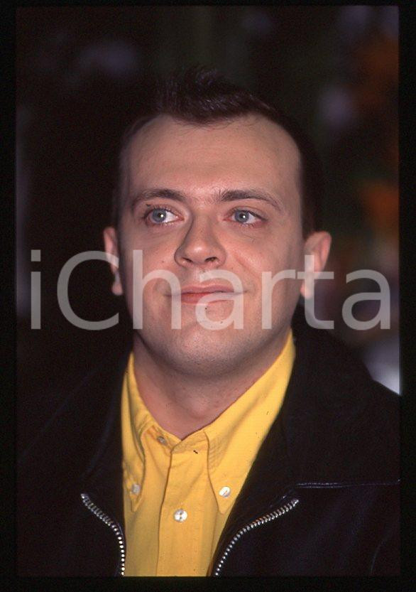 883 Max PEZZALI Festival di Sanremo 1995 - 35mm vintage slide (32) Diapositiva originale, in formato 35 mm.Per i diritti rivolgersi a ICharta.E' severamente vietata la riproduzione. Tutti i diritti sono riservati.ICharta mette in vendita, sul negozio eBay e in esclusiva sul sito "icharta" il proprio archivio composto da numerose diapositive e negativi fotografici d'epoca, tutti originali e autentici, che attraversano la storia del costume tra la fine degli anni Sessanta e Novanta.Si tratta di uno sguardo inedito sull'attualità , la politica, la vita quotidiana, il gossip e la cultura, che fotografa il cambiamento della nazione in quest'ultimo scorcio del XX secolo.Un'occasione unica per il mercato del collezionismo, che vede finalmente disponibile un archivio eccezionale per vastità , tematiche e condizioni, in un settore (il negativo fotografico e la diapositiva) di assoluta novità e dalle interessanti prospettive di investimento. GOOD/buono   originale e autentica 1