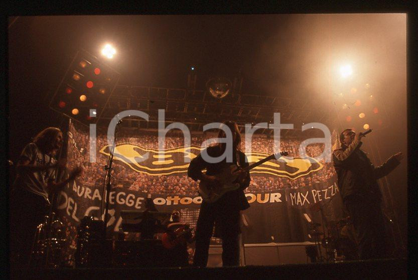 883 Max PEZZALI Ottootto Tour 1997 - 35mm vintage slide (2) Diapositiva originale, in formato 35 mm.Per i diritti rivolgersi a ICharta.E' severamente vietata la riproduzione. Tutti i diritti sono riservati.ICharta mette in vendita, sul negozio eBay e in esclusiva sul sito "icharta" il proprio archivio composto da numerose diapositive e negativi fotografici d'epoca, tutti originali e autentici, che attraversano la storia del costume tra la fine degli anni Sessanta e Novanta.Si tratta di uno sguardo inedito sull'attualità , la politica, la vita quotidiana, il gossip e la cultura, che fotografa il cambiamento della nazione in quest'ultimo scorcio del XX secolo.Un'occasione unica per il mercato del collezionismo, che vede finalmente disponibile un archivio eccezionale per vastità , tematiche e condizioni, in un settore (il negativo fotografico e la diapositiva) di assoluta novità e dalle interessanti prospettive di investimento. GOOD/buono   originale e autentica 1