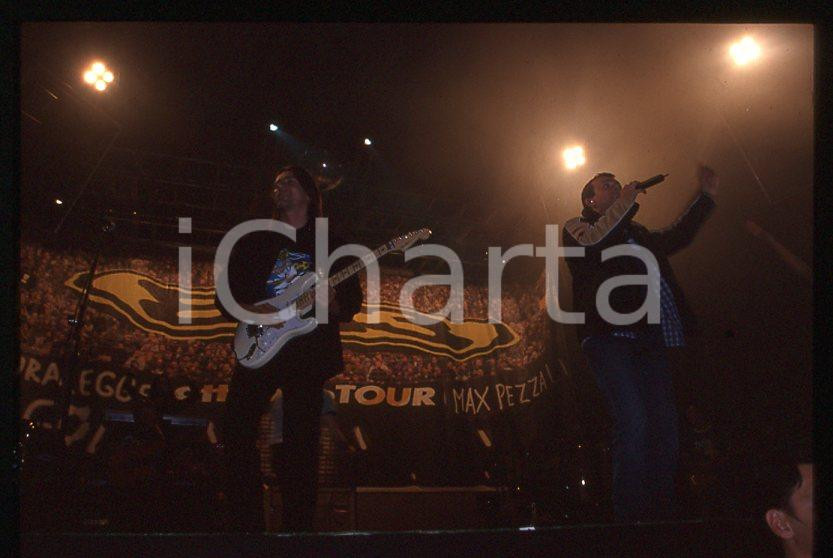 883 Max PEZZALI Ottootto Tour 1997 - 35mm vintage slide (1) Diapositiva originale, in formato 35 mm.Per i diritti rivolgersi a ICharta.E' severamente vietata la riproduzione. Tutti i diritti sono riservati.ICharta mette in vendita, sul negozio eBay e in esclusiva sul sito "icharta" il proprio archivio composto da numerose diapositive e negativi fotografici d'epoca, tutti originali e autentici, che attraversano la storia del costume tra la fine degli anni Sessanta e Novanta.Si tratta di uno sguardo inedito sull'attualità , la politica, la vita quotidiana, il gossip e la cultura, che fotografa il cambiamento della nazione in quest'ultimo scorcio del XX secolo.Un'occasione unica per il mercato del collezionismo, che vede finalmente disponibile un archivio eccezionale per vastità , tematiche e condizioni, in un settore (il negativo fotografico e la diapositiva) di assoluta novità e dalle interessanti prospettive di investimento. GOOD/buono   originale e autentica 1