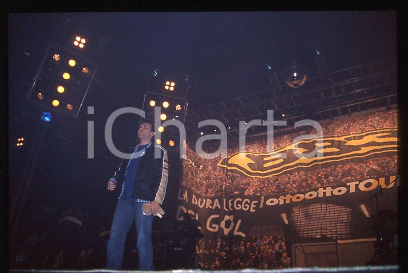 883 Max PEZZALI Ottootto Tour 1997 - 35mm vintage slide (3) Diapositiva originale, in formato 35 mm.Per i diritti rivolgersi a ICharta.E' severamente vietata la riproduzione. Tutti i diritti sono riservati.ICharta mette in vendita, sul negozio eBay e in esclusiva sul sito "icharta" il proprio archivio composto da numerose diapositive e negativi fotografici d'epoca, tutti originali e autentici, che attraversano la storia del costume tra la fine degli anni Sessanta e Novanta.Si tratta di uno sguardo inedito sull'attualità , la politica, la vita quotidiana, il gossip e la cultura, che fotografa il cambiamento della nazione in quest'ultimo scorcio del XX secolo.Un'occasione unica per il mercato del collezionismo, che vede finalmente disponibile un archivio eccezionale per vastità , tematiche e condizioni, in un settore (il negativo fotografico e la diapositiva) di assoluta novità e dalle interessanti prospettive di investimento. GOOD/buono   originale e autentica 1