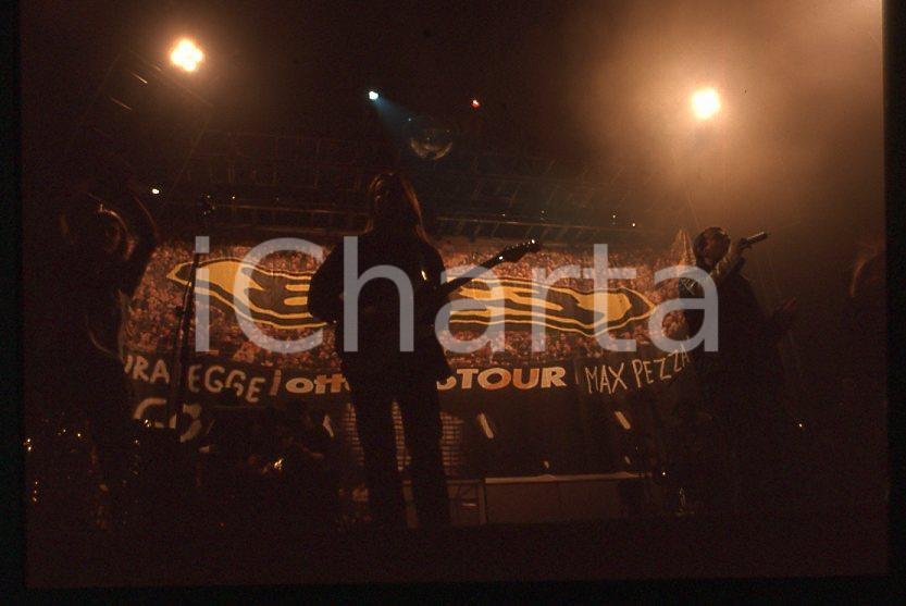 883 Max PEZZALI Ottootto Tour 1997 - 35mm vintage slide (4) Diapositiva originale, in formato 35 mm.Per i diritti rivolgersi a ICharta.E' severamente vietata la riproduzione. Tutti i diritti sono riservati.ICharta mette in vendita, sul negozio eBay e in esclusiva sul sito "icharta" il proprio archivio composto da numerose diapositive e negativi fotografici d'epoca, tutti originali e autentici, che attraversano la storia del costume tra la fine degli anni Sessanta e Novanta.Si tratta di uno sguardo inedito sull'attualità , la politica, la vita quotidiana, il gossip e la cultura, che fotografa il cambiamento della nazione in quest'ultimo scorcio del XX secolo.Un'occasione unica per il mercato del collezionismo, che vede finalmente disponibile un archivio eccezionale per vastità , tematiche e condizioni, in un settore (il negativo fotografico e la diapositiva) di assoluta novità e dalle interessanti prospettive di investimento. GOOD/buono   originale e autentica 1