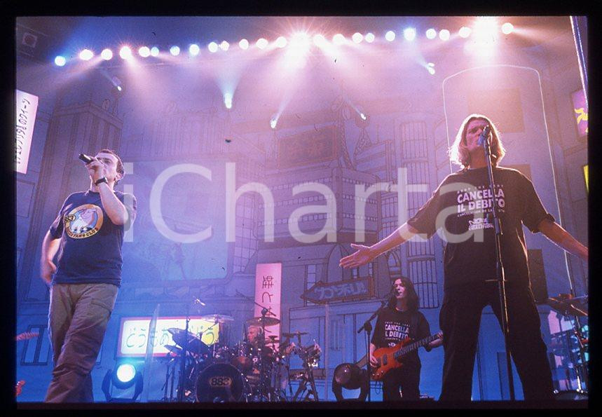 883 Max PEZZALI Grazie mille tour 1999 - 35mm vintage slide (6) Diapositiva originale, in formato 35 mm.Per i diritti rivolgersi a ICharta.E' severamente vietata la riproduzione. Tutti i diritti sono riservati.ICharta mette in vendita, sul negozio eBay e in esclusiva sul sito "icharta" il proprio archivio composto da numerose diapositive e negativi fotografici d'epoca, tutti originali e autentici, che attraversano la storia del costume tra la fine degli anni Sessanta e Novanta.Si tratta di uno sguardo inedito sull'attualità , la politica, la vita quotidiana, il gossip e la cultura, che fotografa il cambiamento della nazione in quest'ultimo scorcio del XX secolo.Un'occasione unica per il mercato del collezionismo, che vede finalmente disponibile un archivio eccezionale per vastità , tematiche e condizioni, in un settore (il negativo fotografico e la diapositiva) di assoluta novità e dalle interessanti prospettive di investimento. GOOD/buono   originale e autentica 1