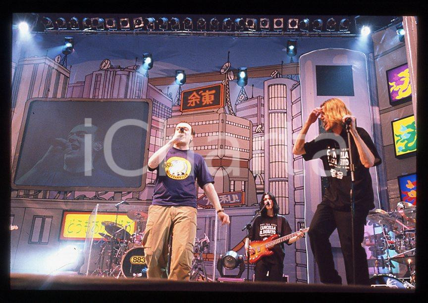 883 Max PEZZALI Grazie mille tour 1999 - 35mm vintage slide (5) Diapositiva originale, in formato 35 mm.Per i diritti rivolgersi a ICharta.E' severamente vietata la riproduzione. Tutti i diritti sono riservati.ICharta mette in vendita, sul negozio eBay e in esclusiva sul sito "icharta" il proprio archivio composto da numerose diapositive e negativi fotografici d'epoca, tutti originali e autentici, che attraversano la storia del costume tra la fine degli anni Sessanta e Novanta.Si tratta di uno sguardo inedito sull'attualità , la politica, la vita quotidiana, il gossip e la cultura, che fotografa il cambiamento della nazione in quest'ultimo scorcio del XX secolo.Un'occasione unica per il mercato del collezionismo, che vede finalmente disponibile un archivio eccezionale per vastità , tematiche e condizioni, in un settore (il negativo fotografico e la diapositiva) di assoluta novità e dalle interessanti prospettive di investimento. GOOD/buono   originale e autentica 1