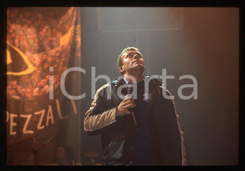 883 Max PEZZALI Ottootto Tour 1997 - 35mm vintage slide (8) Diapositiva originale, in formato 35 mm.Per i diritti rivolgersi a ICharta.E' severamente vietata la riproduzione. Tutti i diritti sono riservati.ICharta mette in vendita, sul negozio eBay e in esclusiva sul sito "icharta" il proprio archivio composto da numerose diapositive e negativi fotografici d'epoca, tutti originali e autentici, che attraversano la storia del costume tra la fine degli anni Sessanta e Novanta.Si tratta di uno sguardo inedito sull'attualità , la politica, la vita quotidiana, il gossip e la cultura, che fotografa il cambiamento della nazione in quest'ultimo scorcio del XX secolo.Un'occasione unica per il mercato del collezionismo, che vede finalmente disponibile un archivio eccezionale per vastità , tematiche e condizioni, in un settore (il negativo fotografico e la diapositiva) di assoluta novità e dalle interessanti prospettive di investimento. GOOD/buono   originale e autentica 1