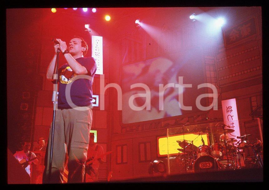 883 Max PEZZALI Grazie mille tour 1999 - 35mm vintage slide (8) Diapositiva originale, in formato 35 mm.Per i diritti rivolgersi a ICharta.E' severamente vietata la riproduzione. Tutti i diritti sono riservati.ICharta mette in vendita, sul negozio eBay e in esclusiva sul sito "icharta" il proprio archivio composto da numerose diapositive e negativi fotografici d'epoca, tutti originali e autentici, che attraversano la storia del costume tra la fine degli anni Sessanta e Novanta.Si tratta di uno sguardo inedito sull'attualità , la politica, la vita quotidiana, il gossip e la cultura, che fotografa il cambiamento della nazione in quest'ultimo scorcio del XX secolo.Un'occasione unica per il mercato del collezionismo, che vede finalmente disponibile un archivio eccezionale per vastità , tematiche e condizioni, in un settore (il negativo fotografico e la diapositiva) di assoluta novità e dalle interessanti prospettive di investimento. GOOD/buono   originale e autentica 1