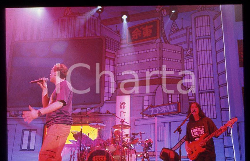 883 Max PEZZALI Grazie mille tour 1999 - 35mm vintage slide (7) Diapositiva originale, in formato 35 mm.Per i diritti rivolgersi a ICharta.E' severamente vietata la riproduzione. Tutti i diritti sono riservati.ICharta mette in vendita, sul negozio eBay e in esclusiva sul sito "icharta" il proprio archivio composto da numerose diapositive e negativi fotografici d'epoca, tutti originali e autentici, che attraversano la storia del costume tra la fine degli anni Sessanta e Novanta.Si tratta di uno sguardo inedito sull'attualità , la politica, la vita quotidiana, il gossip e la cultura, che fotografa il cambiamento della nazione in quest'ultimo scorcio del XX secolo.Un'occasione unica per il mercato del collezionismo, che vede finalmente disponibile un archivio eccezionale per vastità , tematiche e condizioni, in un settore (il negativo fotografico e la diapositiva) di assoluta novità e dalle interessanti prospettive di investimento. GOOD/buono   originale e autentica 1