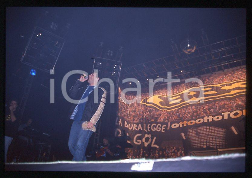 883 Max PEZZALI Ottootto Tour 1997 - 35mm vintage slide (14) Diapositiva originale, in formato 35 mm.Per i diritti rivolgersi a ICharta.E' severamente vietata la riproduzione. Tutti i diritti sono riservati.ICharta mette in vendita, sul negozio eBay e in esclusiva sul sito "icharta" il proprio archivio composto da numerose diapositive e negativi fotografici d'epoca, tutti originali e autentici, che attraversano la storia del costume tra la fine degli anni Sessanta e Novanta.Si tratta di uno sguardo inedito sull'attualità , la politica, la vita quotidiana, il gossip e la cultura, che fotografa il cambiamento della nazione in quest'ultimo scorcio del XX secolo.Un'occasione unica per il mercato del collezionismo, che vede finalmente disponibile un archivio eccezionale per vastità , tematiche e condizioni, in un settore (il negativo fotografico e la diapositiva) di assoluta novità e dalle interessanti prospettive di investimento. GOOD/buono   originale e autentica 1