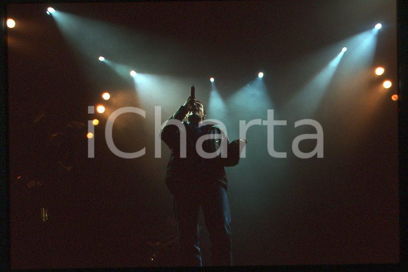 883 Max PEZZALI Ottootto Tour 1997 - 35mm vintage slide (13) Diapositiva originale, in formato 35 mm.Per i diritti rivolgersi a ICharta.E' severamente vietata la riproduzione. Tutti i diritti sono riservati.ICharta mette in vendita, sul negozio eBay e in esclusiva sul sito "icharta" il proprio archivio composto da numerose diapositive e negativi fotografici d'epoca, tutti originali e autentici, che attraversano la storia del costume tra la fine degli anni Sessanta e Novanta.Si tratta di uno sguardo inedito sull'attualità , la politica, la vita quotidiana, il gossip e la cultura, che fotografa il cambiamento della nazione in quest'ultimo scorcio del XX secolo.Un'occasione unica per il mercato del collezionismo, che vede finalmente disponibile un archivio eccezionale per vastità , tematiche e condizioni, in un settore (il negativo fotografico e la diapositiva) di assoluta novità e dalle interessanti prospettive di investimento. GOOD/buono   originale e autentica 1