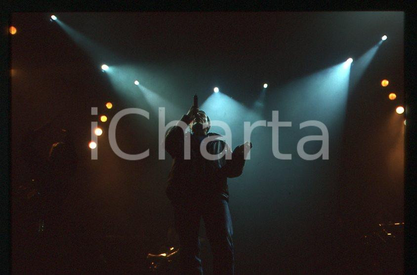 883 Max PEZZALI Ottootto Tour 1997 - 35mm vintage slide (12) Diapositiva originale, in formato 35 mm.Per i diritti rivolgersi a ICharta.E' severamente vietata la riproduzione. Tutti i diritti sono riservati.ICharta mette in vendita, sul negozio eBay e in esclusiva sul sito "icharta" il proprio archivio composto da numerose diapositive e negativi fotografici d'epoca, tutti originali e autentici, che attraversano la storia del costume tra la fine degli anni Sessanta e Novanta.Si tratta di uno sguardo inedito sull'attualità , la politica, la vita quotidiana, il gossip e la cultura, che fotografa il cambiamento della nazione in quest'ultimo scorcio del XX secolo.Un'occasione unica per il mercato del collezionismo, che vede finalmente disponibile un archivio eccezionale per vastità , tematiche e condizioni, in un settore (il negativo fotografico e la diapositiva) di assoluta novità e dalle interessanti prospettive di investimento. GOOD/buono   originale e autentica 1