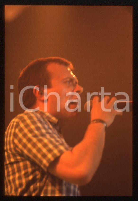 883 Max PEZZALI Ottootto Tour 1997 - 35mm vintage slide (11) Diapositiva originale, in formato 35 mm.Per i diritti rivolgersi a ICharta.E' severamente vietata la riproduzione. Tutti i diritti sono riservati.ICharta mette in vendita, sul negozio eBay e in esclusiva sul sito "icharta" il proprio archivio composto da numerose diapositive e negativi fotografici d'epoca, tutti originali e autentici, che attraversano la storia del costume tra la fine degli anni Sessanta e Novanta.Si tratta di uno sguardo inedito sull'attualità , la politica, la vita quotidiana, il gossip e la cultura, che fotografa il cambiamento della nazione in quest'ultimo scorcio del XX secolo.Un'occasione unica per il mercato del collezionismo, che vede finalmente disponibile un archivio eccezionale per vastità , tematiche e condizioni, in un settore (il negativo fotografico e la diapositiva) di assoluta novità e dalle interessanti prospettive di investimento. GOOD/buono   originale e autentica 1