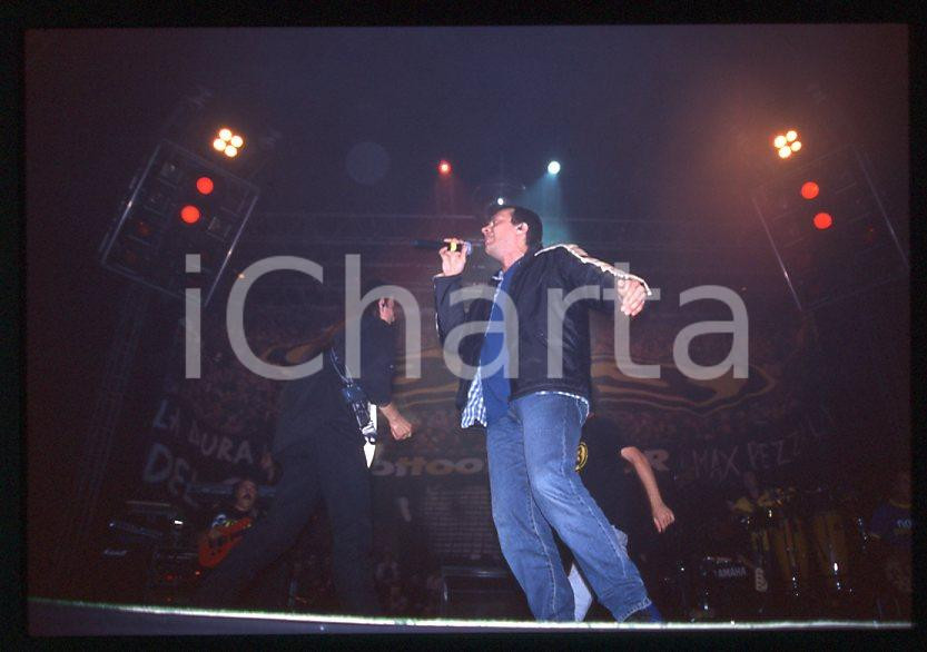 883 Max PEZZALI Ottootto Tour 1997 - 35mm vintage slide (15) Diapositiva originale, in formato 35 mm.Per i diritti rivolgersi a ICharta.E' severamente vietata la riproduzione. Tutti i diritti sono riservati.ICharta mette in vendita, sul negozio eBay e in esclusiva sul sito "icharta" il proprio archivio composto da numerose diapositive e negativi fotografici d'epoca, tutti originali e autentici, che attraversano la storia del costume tra la fine degli anni Sessanta e Novanta.Si tratta di uno sguardo inedito sull'attualità , la politica, la vita quotidiana, il gossip e la cultura, che fotografa il cambiamento della nazione in quest'ultimo scorcio del XX secolo.Un'occasione unica per il mercato del collezionismo, che vede finalmente disponibile un archivio eccezionale per vastità , tematiche e condizioni, in un settore (il negativo fotografico e la diapositiva) di assoluta novità e dalle interessanti prospettive di investimento. GOOD/buono   originale e autentica 1