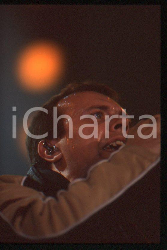 883 Max PEZZALI Ottootto Tour 1997 - 35mm vintage slide (18) Diapositiva originale, in formato 35 mm.Per i diritti rivolgersi a ICharta.E' severamente vietata la riproduzione. Tutti i diritti sono riservati.ICharta mette in vendita, sul negozio eBay e in esclusiva sul sito "icharta" il proprio archivio composto da numerose diapositive e negativi fotografici d'epoca, tutti originali e autentici, che attraversano la storia del costume tra la fine degli anni Sessanta e Novanta.Si tratta di uno sguardo inedito sull'attualità , la politica, la vita quotidiana, il gossip e la cultura, che fotografa il cambiamento della nazione in quest'ultimo scorcio del XX secolo.Un'occasione unica per il mercato del collezionismo, che vede finalmente disponibile un archivio eccezionale per vastità , tematiche e condizioni, in un settore (il negativo fotografico e la diapositiva) di assoluta novità e dalle interessanti prospettive di investimento. GOOD/buono   originale e autentica 1