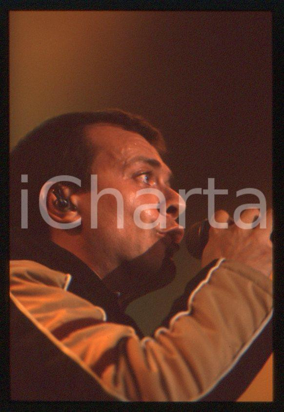 883 Max PEZZALI Ottootto Tour 1997 - 35mm vintage slide (17) Diapositiva originale, in formato 35 mm.Per i diritti rivolgersi a ICharta.E' severamente vietata la riproduzione. Tutti i diritti sono riservati.ICharta mette in vendita, sul negozio eBay e in esclusiva sul sito "icharta" il proprio archivio composto da numerose diapositive e negativi fotografici d'epoca, tutti originali e autentici, che attraversano la storia del costume tra la fine degli anni Sessanta e Novanta.Si tratta di uno sguardo inedito sull'attualità , la politica, la vita quotidiana, il gossip e la cultura, che fotografa il cambiamento della nazione in quest'ultimo scorcio del XX secolo.Un'occasione unica per il mercato del collezionismo, che vede finalmente disponibile un archivio eccezionale per vastità , tematiche e condizioni, in un settore (il negativo fotografico e la diapositiva) di assoluta novità e dalle interessanti prospettive di investimento. GOOD/buono   originale e autentica 1