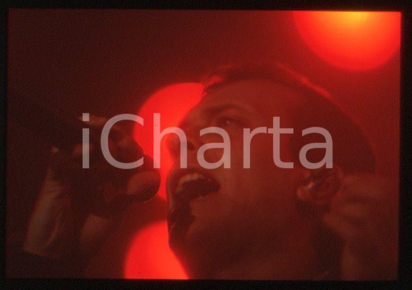 883 Max PEZZALI Ottootto Tour 1997 - 35mm vintage slide (16) Diapositiva originale, in formato 35 mm.Per i diritti rivolgersi a ICharta.E' severamente vietata la riproduzione. Tutti i diritti sono riservati.ICharta mette in vendita, sul negozio eBay e in esclusiva sul sito "icharta" il proprio archivio composto da numerose diapositive e negativi fotografici d'epoca, tutti originali e autentici, che attraversano la storia del costume tra la fine degli anni Sessanta e Novanta.Si tratta di uno sguardo inedito sull'attualità , la politica, la vita quotidiana, il gossip e la cultura, che fotografa il cambiamento della nazione in quest'ultimo scorcio del XX secolo.Un'occasione unica per il mercato del collezionismo, che vede finalmente disponibile un archivio eccezionale per vastità , tematiche e condizioni, in un settore (il negativo fotografico e la diapositiva) di assoluta novità e dalle interessanti prospettive di investimento. GOOD/buono   originale e autentica 1