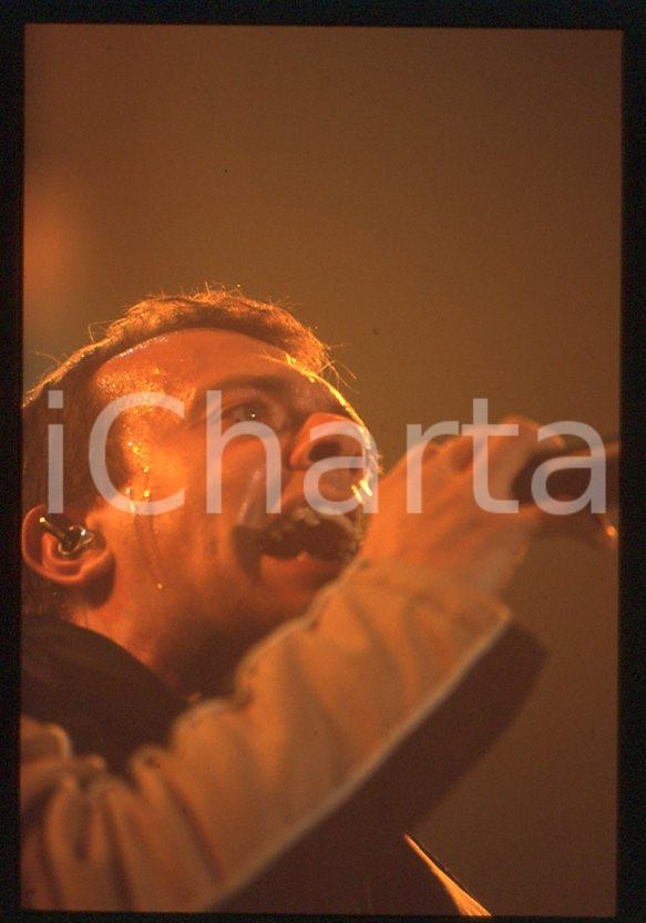 883 Max PEZZALI Ottootto Tour 1997 - 35mm vintage slide (20) Diapositiva originale, in formato 35 mm.Per i diritti rivolgersi a ICharta.E' severamente vietata la riproduzione. Tutti i diritti sono riservati.ICharta mette in vendita, sul negozio eBay e in esclusiva sul sito "icharta" il proprio archivio composto da numerose diapositive e negativi fotografici d'epoca, tutti originali e autentici, che attraversano la storia del costume tra la fine degli anni Sessanta e Novanta.Si tratta di uno sguardo inedito sull'attualità , la politica, la vita quotidiana, il gossip e la cultura, che fotografa il cambiamento della nazione in quest'ultimo scorcio del XX secolo.Un'occasione unica per il mercato del collezionismo, che vede finalmente disponibile un archivio eccezionale per vastità , tematiche e condizioni, in un settore (il negativo fotografico e la diapositiva) di assoluta novità e dalle interessanti prospettive di investimento. GOOD/buono   originale e autentica 1