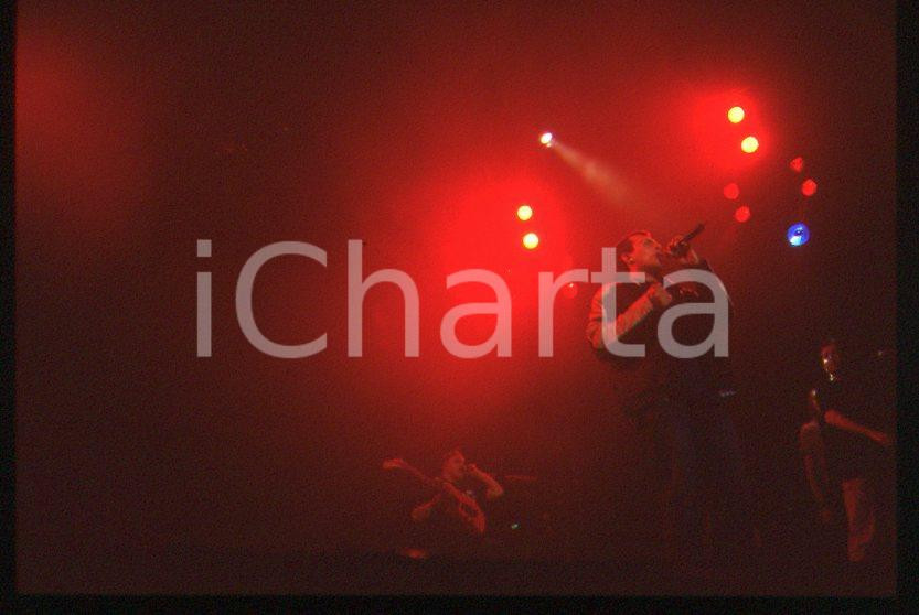 883 Max PEZZALI Ottootto Tour 1997 - 35mm vintage slide (24) Diapositiva originale, in formato 35 mm.Per i diritti rivolgersi a ICharta.E' severamente vietata la riproduzione. Tutti i diritti sono riservati.ICharta mette in vendita, sul negozio eBay e in esclusiva sul sito "icharta" il proprio archivio composto da numerose diapositive e negativi fotografici d'epoca, tutti originali e autentici, che attraversano la storia del costume tra la fine degli anni Sessanta e Novanta.Si tratta di uno sguardo inedito sull'attualità , la politica, la vita quotidiana, il gossip e la cultura, che fotografa il cambiamento della nazione in quest'ultimo scorcio del XX secolo.Un'occasione unica per il mercato del collezionismo, che vede finalmente disponibile un archivio eccezionale per vastità , tematiche e condizioni, in un settore (il negativo fotografico e la diapositiva) di assoluta novità e dalle interessanti prospettive di investimento. GOOD/buono   originale e autentica 1