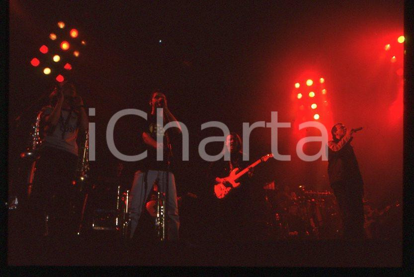 883 Max PEZZALI Ottootto Tour 1997 - 35mm vintage slide (23) Diapositiva originale, in formato 35 mm.Per i diritti rivolgersi a ICharta.E' severamente vietata la riproduzione. Tutti i diritti sono riservati.ICharta mette in vendita, sul negozio eBay e in esclusiva sul sito "icharta" il proprio archivio composto da numerose diapositive e negativi fotografici d'epoca, tutti originali e autentici, che attraversano la storia del costume tra la fine degli anni Sessanta e Novanta.Si tratta di uno sguardo inedito sull'attualità , la politica, la vita quotidiana, il gossip e la cultura, che fotografa il cambiamento della nazione in quest'ultimo scorcio del XX secolo.Un'occasione unica per il mercato del collezionismo, che vede finalmente disponibile un archivio eccezionale per vastità , tematiche e condizioni, in un settore (il negativo fotografico e la diapositiva) di assoluta novità e dalle interessanti prospettive di investimento. GOOD/buono   originale e autentica 1