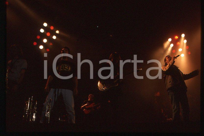 883 Max PEZZALI Ottootto Tour 1997 - 35mm vintage slide (22) Diapositiva originale, in formato 35 mm.Per i diritti rivolgersi a ICharta.E' severamente vietata la riproduzione. Tutti i diritti sono riservati.ICharta mette in vendita, sul negozio eBay e in esclusiva sul sito "icharta" il proprio archivio composto da numerose diapositive e negativi fotografici d'epoca, tutti originali e autentici, che attraversano la storia del costume tra la fine degli anni Sessanta e Novanta.Si tratta di uno sguardo inedito sull'attualità , la politica, la vita quotidiana, il gossip e la cultura, che fotografa il cambiamento della nazione in quest'ultimo scorcio del XX secolo.Un'occasione unica per il mercato del collezionismo, che vede finalmente disponibile un archivio eccezionale per vastità , tematiche e condizioni, in un settore (il negativo fotografico e la diapositiva) di assoluta novità e dalle interessanti prospettive di investimento. GOOD/buono   originale e autentica 1