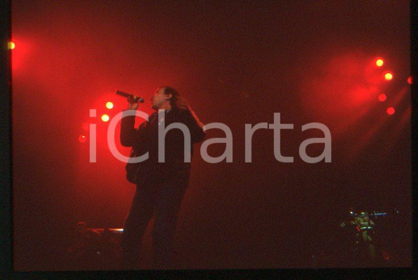 883 Max PEZZALI Ottootto Tour 1997 - 35mm vintage slide (21) Diapositiva originale, in formato 35 mm.Per i diritti rivolgersi a ICharta.E' severamente vietata la riproduzione. Tutti i diritti sono riservati.ICharta mette in vendita, sul negozio eBay e in esclusiva sul sito "icharta" il proprio archivio composto da numerose diapositive e negativi fotografici d'epoca, tutti originali e autentici, che attraversano la storia del costume tra la fine degli anni Sessanta e Novanta.Si tratta di uno sguardo inedito sull'attualità , la politica, la vita quotidiana, il gossip e la cultura, che fotografa il cambiamento della nazione in quest'ultimo scorcio del XX secolo.Un'occasione unica per il mercato del collezionismo, che vede finalmente disponibile un archivio eccezionale per vastità , tematiche e condizioni, in un settore (il negativo fotografico e la diapositiva) di assoluta novità e dalle interessanti prospettive di investimento. GOOD/buono   originale e autentica 1