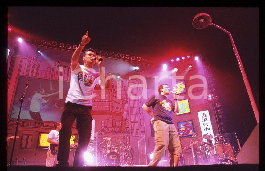 883 Max PEZZALI Grazie mille tour 1999 - 35mm vintage slide (10) Diapositiva originale, in formato 35 mm.Per i diritti rivolgersi a ICharta.E' severamente vietata la riproduzione. Tutti i diritti sono riservati.ICharta mette in vendita, sul negozio eBay e in esclusiva sul sito "icharta" il proprio archivio composto da numerose diapositive e negativi fotografici d'epoca, tutti originali e autentici, che attraversano la storia del costume tra la fine degli anni Sessanta e Novanta.Si tratta di uno sguardo inedito sull'attualità , la politica, la vita quotidiana, il gossip e la cultura, che fotografa il cambiamento della nazione in quest'ultimo scorcio del XX secolo.Un'occasione unica per il mercato del collezionismo, che vede finalmente disponibile un archivio eccezionale per vastità , tematiche e condizioni, in un settore (il negativo fotografico e la diapositiva) di assoluta novità e dalle interessanti prospettive di investimento. GOOD/buono   originale e autentica 1