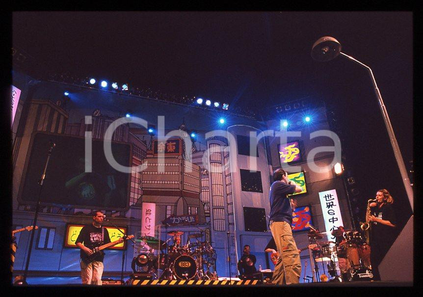 883 Max PEZZALI Grazie mille tour 1999 - 35mm vintage slide (11) Diapositiva originale, in formato 35 mm.Per i diritti rivolgersi a ICharta.E' severamente vietata la riproduzione. Tutti i diritti sono riservati.ICharta mette in vendita, sul negozio eBay e in esclusiva sul sito "icharta" il proprio archivio composto da numerose diapositive e negativi fotografici d'epoca, tutti originali e autentici, che attraversano la storia del costume tra la fine degli anni Sessanta e Novanta.Si tratta di uno sguardo inedito sull'attualità , la politica, la vita quotidiana, il gossip e la cultura, che fotografa il cambiamento della nazione in quest'ultimo scorcio del XX secolo.Un'occasione unica per il mercato del collezionismo, che vede finalmente disponibile un archivio eccezionale per vastità , tematiche e condizioni, in un settore (il negativo fotografico e la diapositiva) di assoluta novità e dalle interessanti prospettive di investimento. GOOD/buono   originale e autentica 1