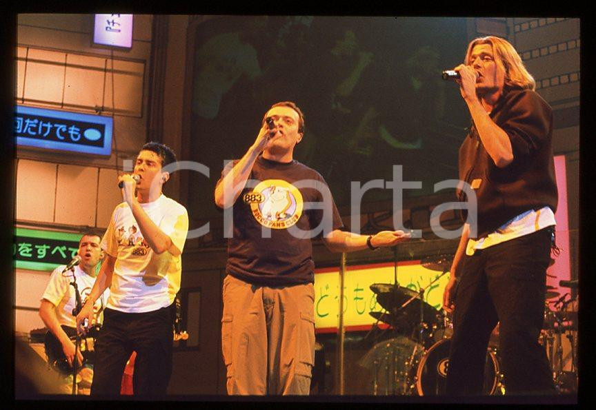 883 Max PEZZALI Grazie mille tour 1999 - 35mm vintage slide (15) Diapositiva originale, in formato 35 mm.Per i diritti rivolgersi a ICharta.E' severamente vietata la riproduzione. Tutti i diritti sono riservati.ICharta mette in vendita, sul negozio eBay e in esclusiva sul sito "icharta" il proprio archivio composto da numerose diapositive e negativi fotografici d'epoca, tutti originali e autentici, che attraversano la storia del costume tra la fine degli anni Sessanta e Novanta.Si tratta di uno sguardo inedito sull'attualità , la politica, la vita quotidiana, il gossip e la cultura, che fotografa il cambiamento della nazione in quest'ultimo scorcio del XX secolo.Un'occasione unica per il mercato del collezionismo, che vede finalmente disponibile un archivio eccezionale per vastità , tematiche e condizioni, in un settore (il negativo fotografico e la diapositiva) di assoluta novità e dalle interessanti prospettive di investimento. GOOD/buono   originale e autentica 1