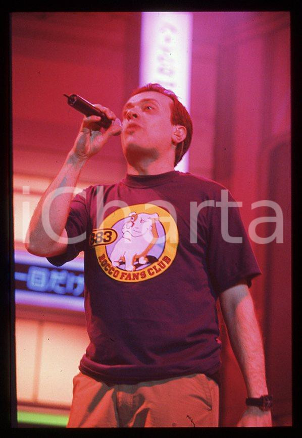 883 Max PEZZALI Grazie mille tour 1999 - 35mm vintage slide (18) Diapositiva originale, in formato 35 mm.Per i diritti rivolgersi a ICharta.E' severamente vietata la riproduzione. Tutti i diritti sono riservati.ICharta mette in vendita, sul negozio eBay e in esclusiva sul sito "icharta" il proprio archivio composto da numerose diapositive e negativi fotografici d'epoca, tutti originali e autentici, che attraversano la storia del costume tra la fine degli anni Sessanta e Novanta.Si tratta di uno sguardo inedito sull'attualità , la politica, la vita quotidiana, il gossip e la cultura, che fotografa il cambiamento della nazione in quest'ultimo scorcio del XX secolo.Un'occasione unica per il mercato del collezionismo, che vede finalmente disponibile un archivio eccezionale per vastità , tematiche e condizioni, in un settore (il negativo fotografico e la diapositiva) di assoluta novità e dalle interessanti prospettive di investimento. GOOD/buono   originale e autentica 1