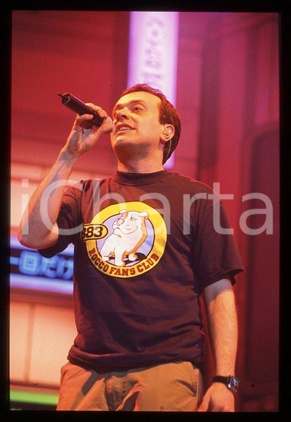 883 Max PEZZALI Grazie mille tour 1999 - 35mm vintage slide (16) Diapositiva originale, in formato 35 mm.Per i diritti rivolgersi a ICharta.E' severamente vietata la riproduzione. Tutti i diritti sono riservati.ICharta mette in vendita, sul negozio eBay e in esclusiva sul sito "icharta" il proprio archivio composto da numerose diapositive e negativi fotografici d'epoca, tutti originali e autentici, che attraversano la storia del costume tra la fine degli anni Sessanta e Novanta.Si tratta di uno sguardo inedito sull'attualità , la politica, la vita quotidiana, il gossip e la cultura, che fotografa il cambiamento della nazione in quest'ultimo scorcio del XX secolo.Un'occasione unica per il mercato del collezionismo, che vede finalmente disponibile un archivio eccezionale per vastità , tematiche e condizioni, in un settore (il negativo fotografico e la diapositiva) di assoluta novità e dalle interessanti prospettive di investimento. GOOD/buono   originale e autentica 1