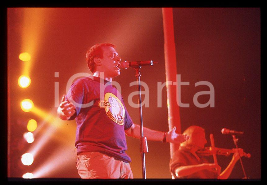 883 Max PEZZALI Grazie mille tour 1999 - 35mm vintage slide (20) Diapositiva originale, in formato 35 mm.Per i diritti rivolgersi a ICharta.E' severamente vietata la riproduzione. Tutti i diritti sono riservati.ICharta mette in vendita, sul negozio eBay e in esclusiva sul sito "icharta" il proprio archivio composto da numerose diapositive e negativi fotografici d'epoca, tutti originali e autentici, che attraversano la storia del costume tra la fine degli anni Sessanta e Novanta.Si tratta di uno sguardo inedito sull'attualità , la politica, la vita quotidiana, il gossip e la cultura, che fotografa il cambiamento della nazione in quest'ultimo scorcio del XX secolo.Un'occasione unica per il mercato del collezionismo, che vede finalmente disponibile un archivio eccezionale per vastità , tematiche e condizioni, in un settore (il negativo fotografico e la diapositiva) di assoluta novità e dalle interessanti prospettive di investimento. GOOD/buono   originale e autentica 1