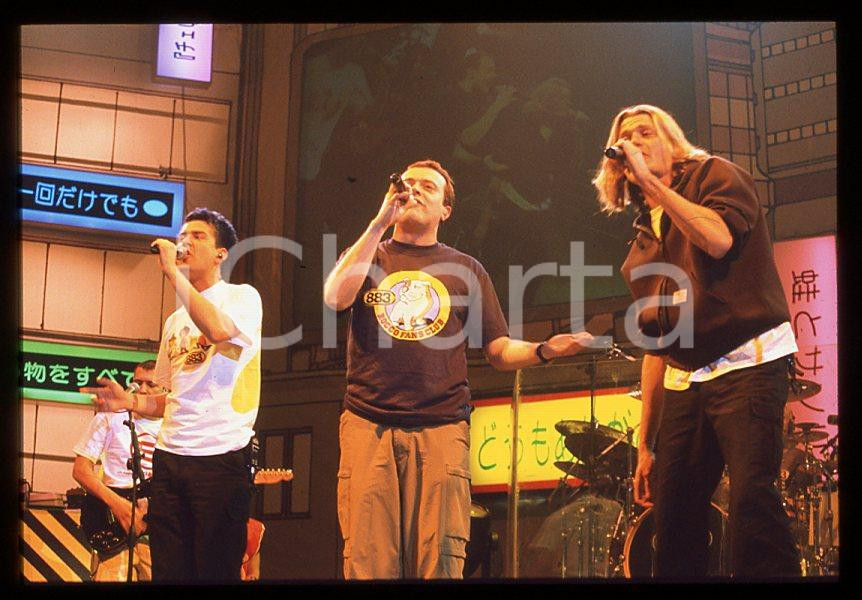 883 Max PEZZALI Grazie mille tour 1999 - 35mm vintage slide (23) Diapositiva originale, in formato 35 mm.Per i diritti rivolgersi a ICharta.E' severamente vietata la riproduzione. Tutti i diritti sono riservati.ICharta mette in vendita, sul negozio eBay e in esclusiva sul sito "icharta" il proprio archivio composto da numerose diapositive e negativi fotografici d'epoca, tutti originali e autentici, che attraversano la storia del costume tra la fine degli anni Sessanta e Novanta.Si tratta di uno sguardo inedito sull'attualità , la politica, la vita quotidiana, il gossip e la cultura, che fotografa il cambiamento della nazione in quest'ultimo scorcio del XX secolo.Un'occasione unica per il mercato del collezionismo, che vede finalmente disponibile un archivio eccezionale per vastità , tematiche e condizioni, in un settore (il negativo fotografico e la diapositiva) di assoluta novità e dalle interessanti prospettive di investimento. GOOD/buono   originale e autentica 1