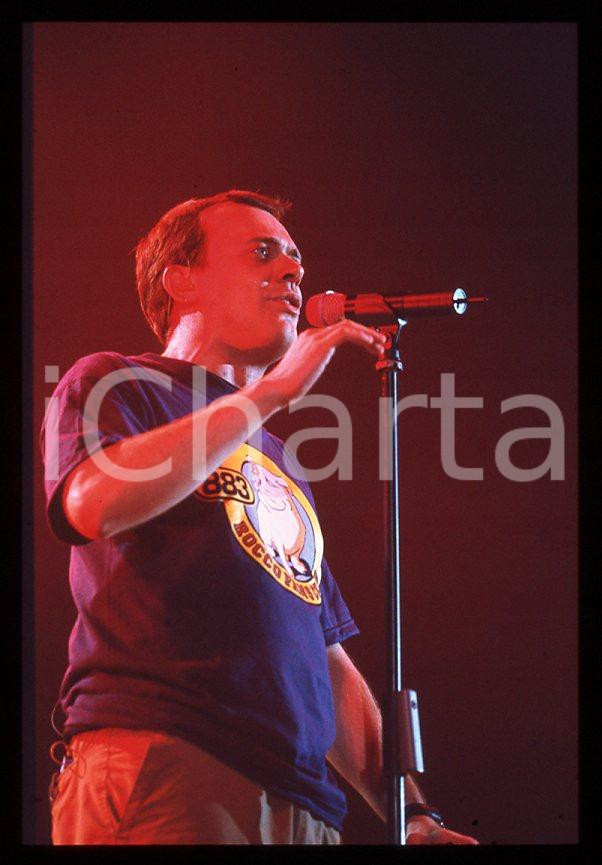 883 Max PEZZALI Grazie mille tour 1999 - 35mm vintage slide (25) Diapositiva originale, in formato 35 mm.Per i diritti rivolgersi a ICharta.E' severamente vietata la riproduzione. Tutti i diritti sono riservati.ICharta mette in vendita, sul negozio eBay e in esclusiva sul sito "icharta" il proprio archivio composto da numerose diapositive e negativi fotografici d'epoca, tutti originali e autentici, che attraversano la storia del costume tra la fine degli anni Sessanta e Novanta.Si tratta di uno sguardo inedito sull'attualità , la politica, la vita quotidiana, il gossip e la cultura, che fotografa il cambiamento della nazione in quest'ultimo scorcio del XX secolo.Un'occasione unica per il mercato del collezionismo, che vede finalmente disponibile un archivio eccezionale per vastità , tematiche e condizioni, in un settore (il negativo fotografico e la diapositiva) di assoluta novità e dalle interessanti prospettive di investimento. GOOD/buono   originale e autentica 1